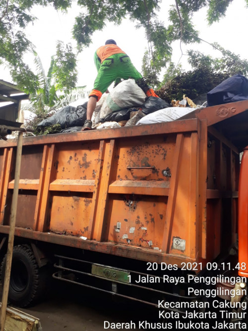 Jasa pembuatan taman dan landscape Pengangkutan sampah ke TPA